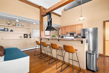 Dragestil 713 Duluth Condos,,4 star