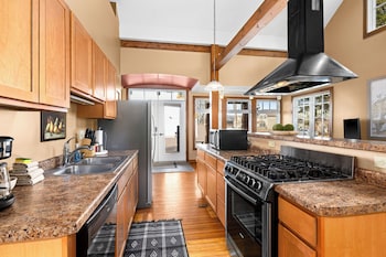 Dragestil 713 Duluth Condos,,4 star
