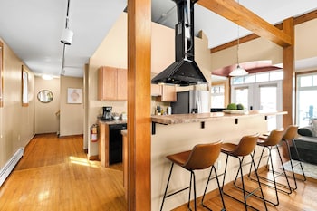 Dragestil 713 Duluth Condos,,4 star
