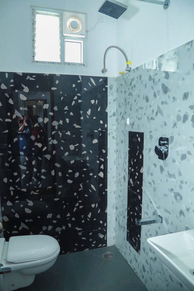 la flora gemstone resorts