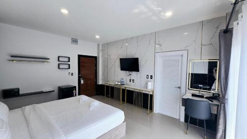 smile boutique at saiyuan