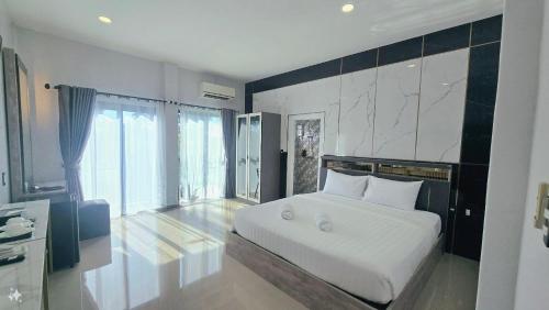 smile boutique at saiyuan