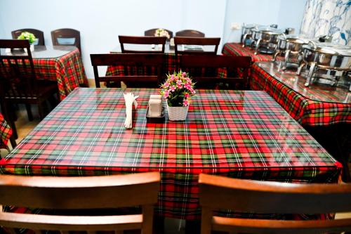 hotel pine crest inn