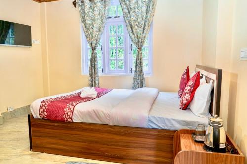 Hotel Pine Crest Inn,,3 star