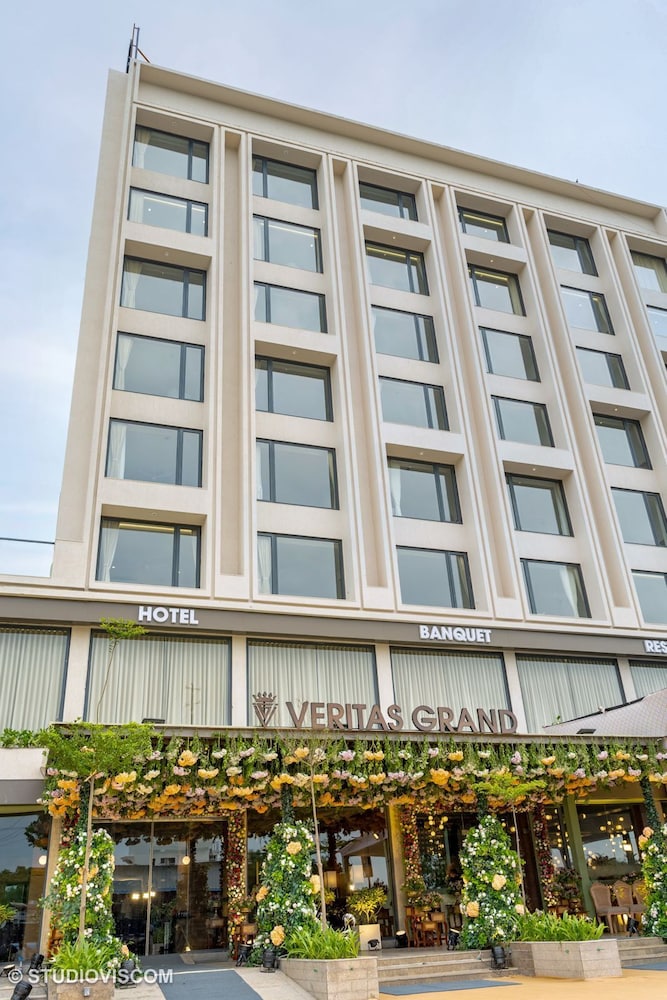 hotel veritas grand