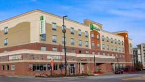holiday inn omaha downtown waterpark by ihg