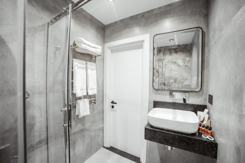 white breeze hotel
