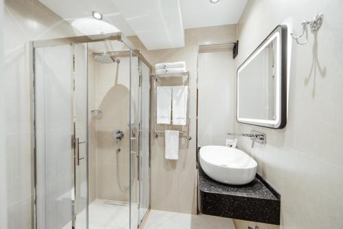 white breeze hotel