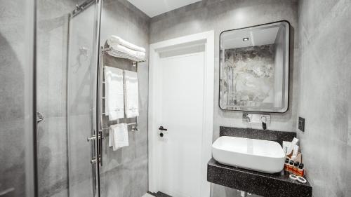 white breeze hotel