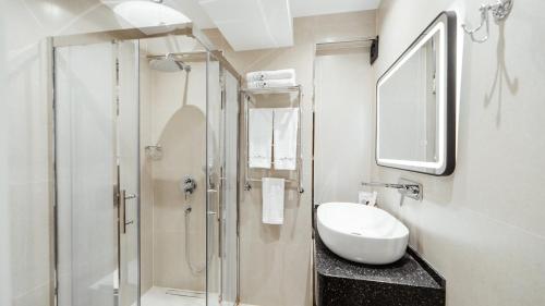 white breeze hotel