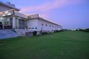 hotel moon near bus stand panipat