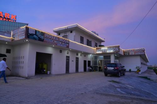 Hotel Moon -Near Bus Stand Panipat,,2 star