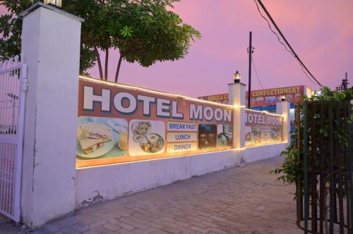 Hotel Moon -Near Bus Stand Panipat,,2 star