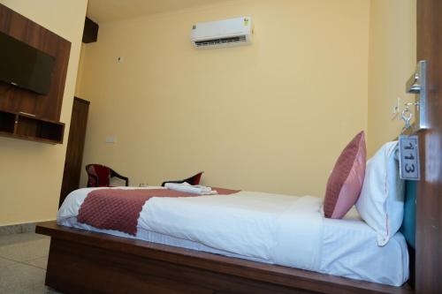 hotel moon near bus stand panipat