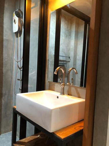 sukhum rajamangala phatthanakan rooms