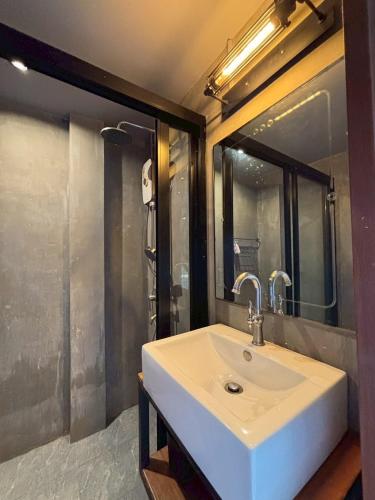 sukhum rajamangala phatthanakan rooms