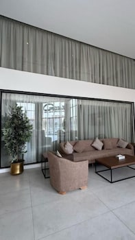 seven garden hotel airport