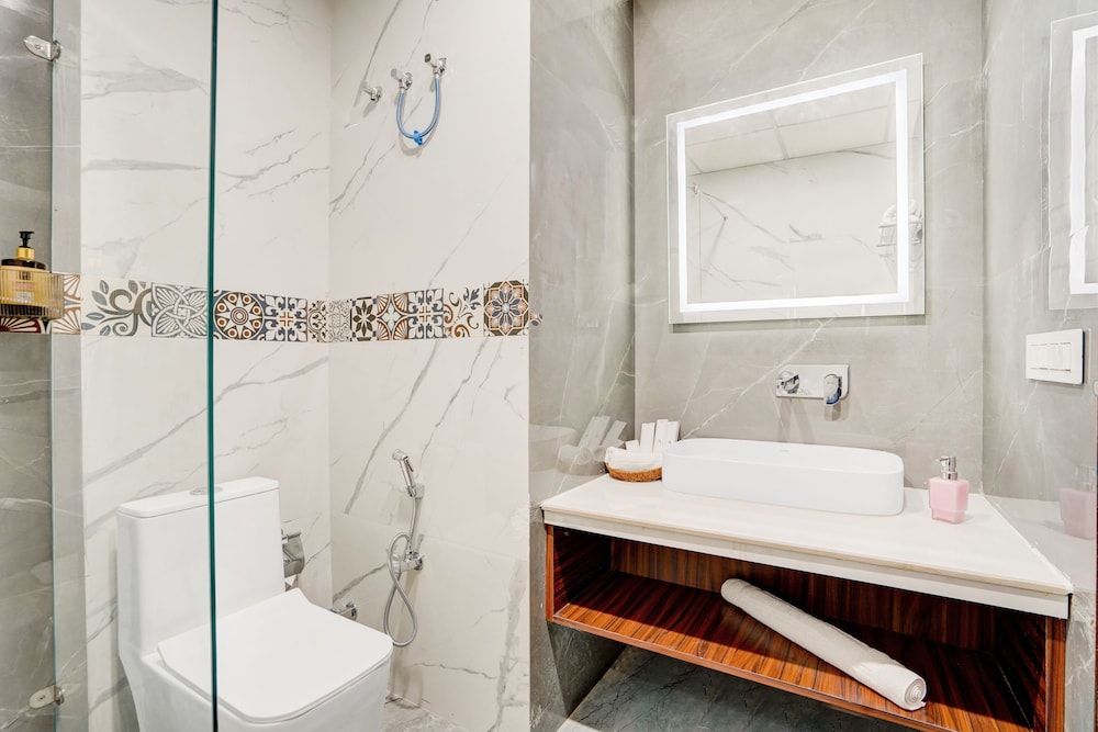 alaya stays serene woods hotel near mall road