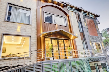 alaya stays serene woods hotel near mall road