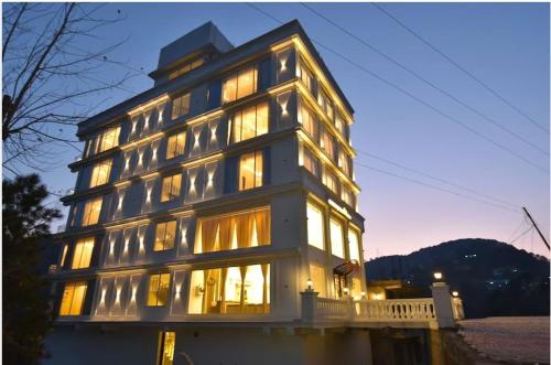 claret inn by lawrence hotels