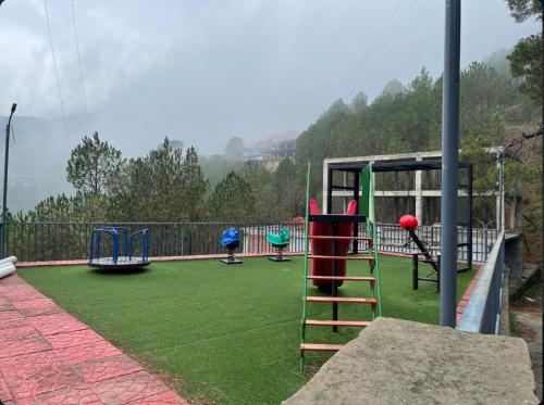 claret inn by lawrence hotels