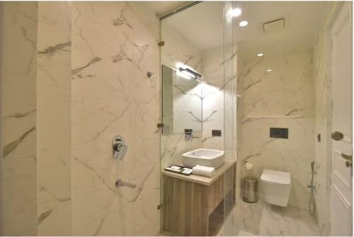 claret inn by lawrence hotels