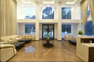 claret inn by lawrence hotels