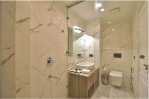 claret inn by lawrence hotels