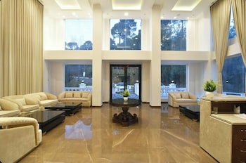 claret inn by lawrence hotels