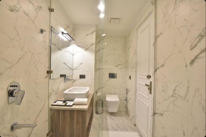 claret inn by lawrence hotels