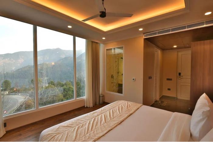 claret inn by lawrence hotels