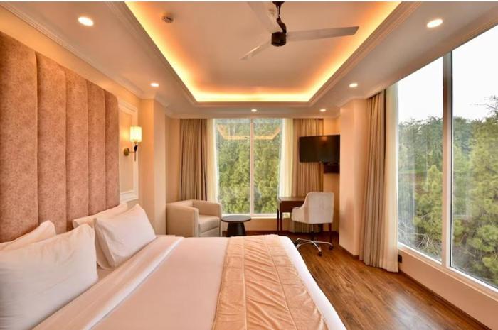 claret inn by lawrence hotels