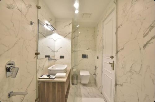 claret inn by lawrence hotels