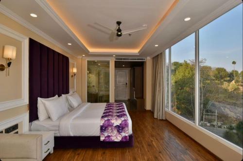 claret inn by lawrence hotels