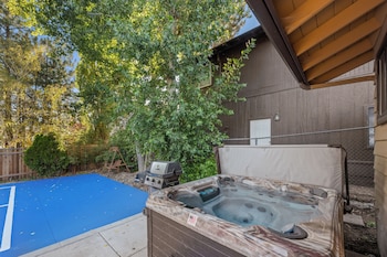 Wanderlust Lodge,108 Finch Dr,2 star