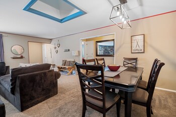 Wanderlust Lodge,108 Finch Dr,2 star