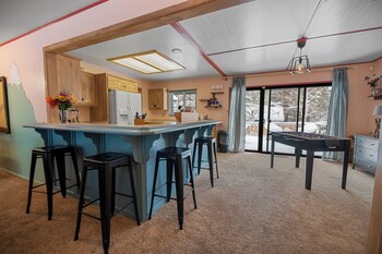 Wanderlust Lodge,108 Finch Dr,2 star