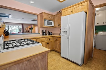Wanderlust Lodge,108 Finch Dr,2 star