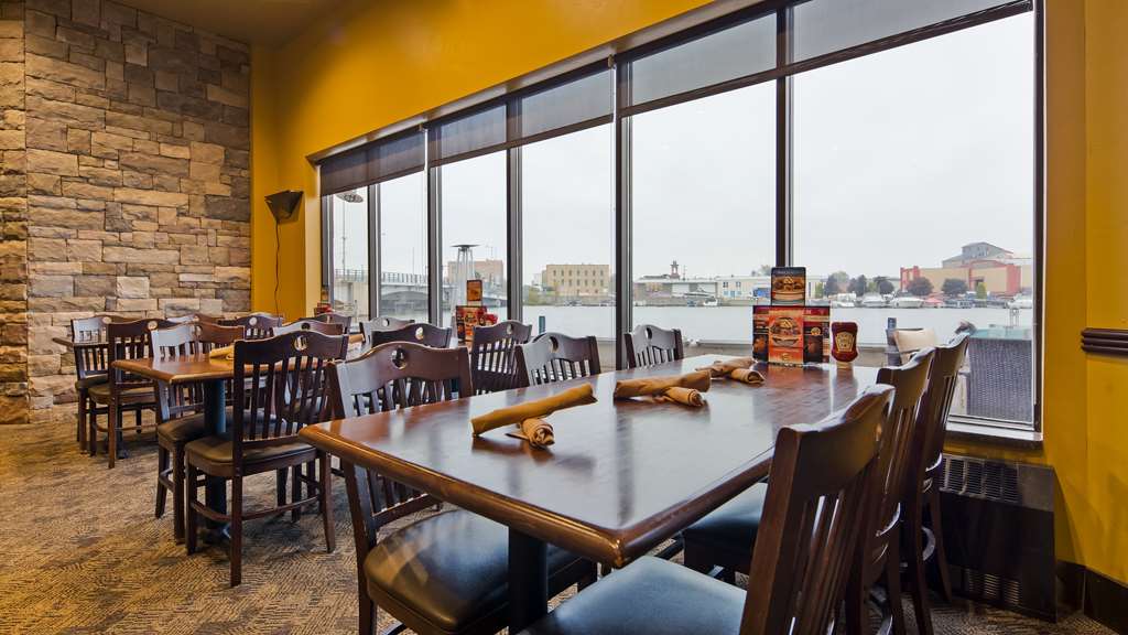 oshkosh waterfront hotel