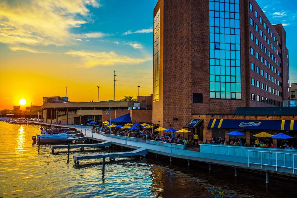 oshkosh waterfront hotel