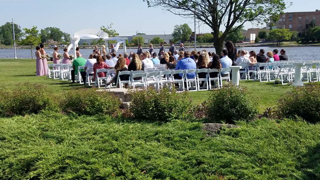 oshkosh waterfront hotel