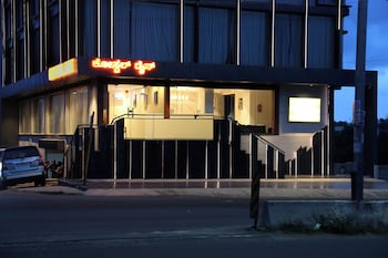 roots coastal dine restaurant and lodging