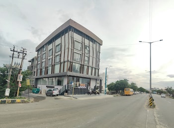 roots coastal dine restaurant and lodging