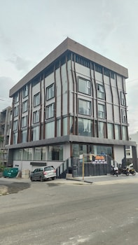 roots coastal dine restaurant and lodging