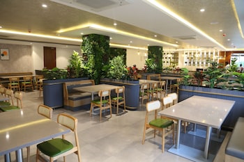 roots coastal dine restaurant and lodging