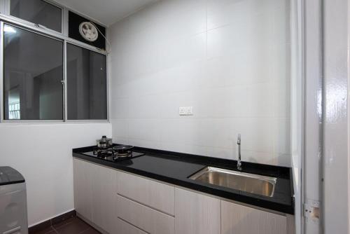 bright and modern 3br suite free parking