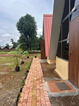 huts and hunters resort saputara