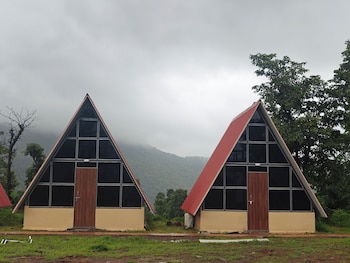 huts and hunters resort saputara