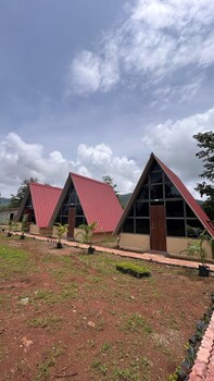 huts and hunters resort saputara