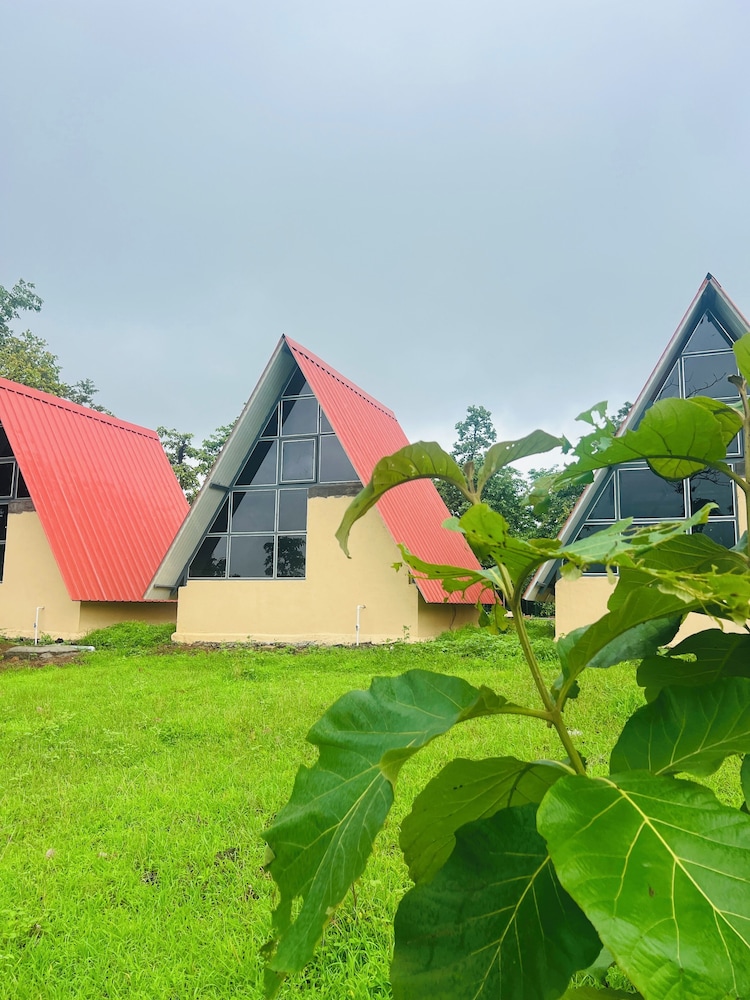 huts and hunters resort saputara